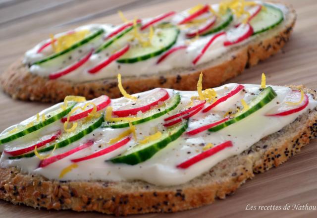 Tartines au fromage blanc, concombre et radis