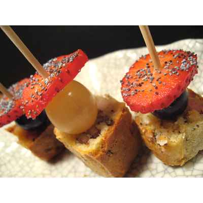 Brochettes de mini-cakes, noix, lardons et roquefort