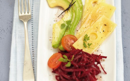 Salade d'avocat, de betterave et d'emmental grand cru, vinaigrette à la vanille