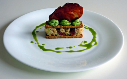 Mille feuilles de risotto au speck et tomates confites, crème de ciboulette