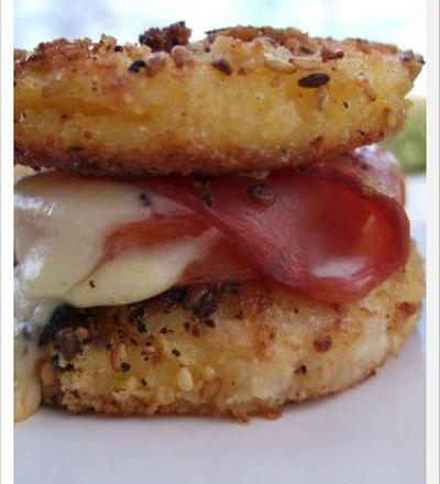 Hamburgers de polenta panés au bacon et aux tomates