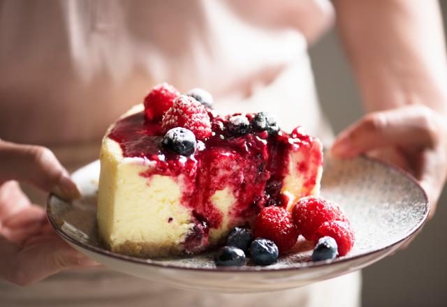 “Je ne sais pas vous mais moi j’ai une passion pour le cheesecake" : Christophe Michalak nous propose une recette à base de fruits rouges parfaite pour le printemps