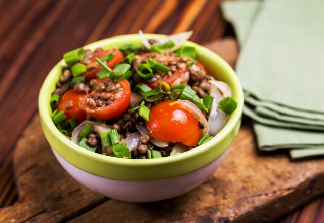 Rassasiante et complète, voici comment faire une salade de lentilles express aux tomates cerises et sauce au fromage frais