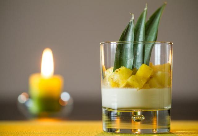 Panna cotta coco citron vert, ananas caramélisé vanille bourbon et rhum blanc