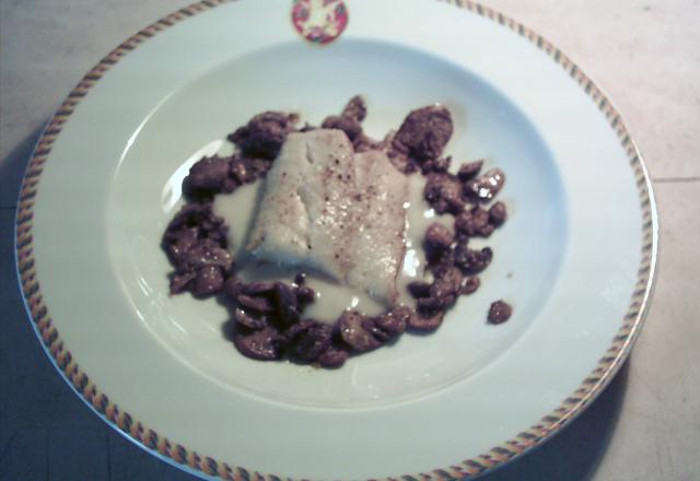 Filets de cabillaud, champignons en persillade et amandes, sauce blanche