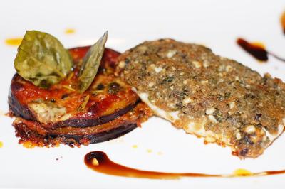 Filets de daurade en croûte d'herbe et roquefort aux épices, aubergines permigiana aveyronnaise