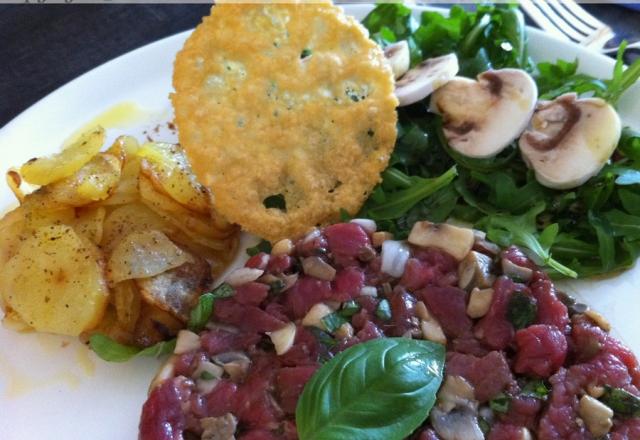 Tartare de bœuf aux champignons et au basilic