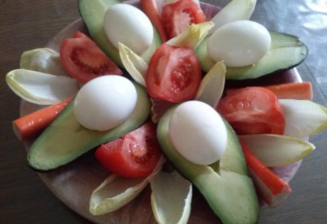 Salade avocat tomate endive œuf et crabe