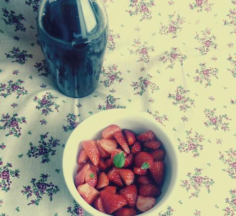 Salade de fraises au pineau et au basilic