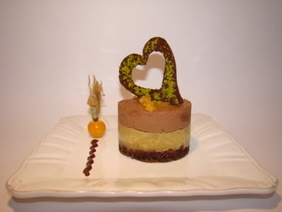 Entremet cacaoté pain d'épices, compotée de poires à la vanille, mousse chocolat et Grand-Marnier