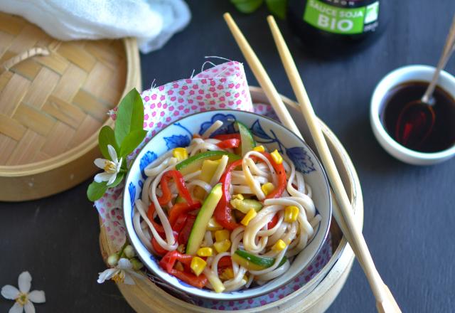 Wok de nouilles udon aux courgettes, poivrons, maïs et sauce soja bio Tanoshi