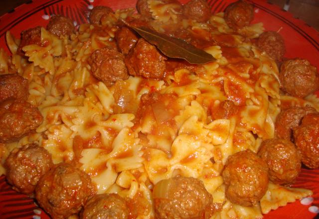 Farfalles sauce tunisienne et boulettes viande hachée