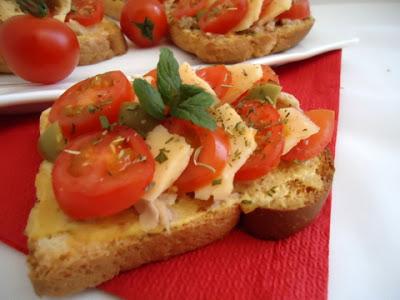 Tartines au thon, tomates cerises et basilic