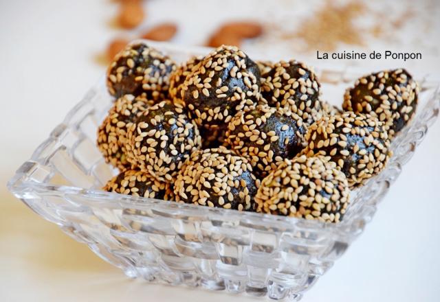 Boule d'énergie aux pruneaux, goji et graines de chia