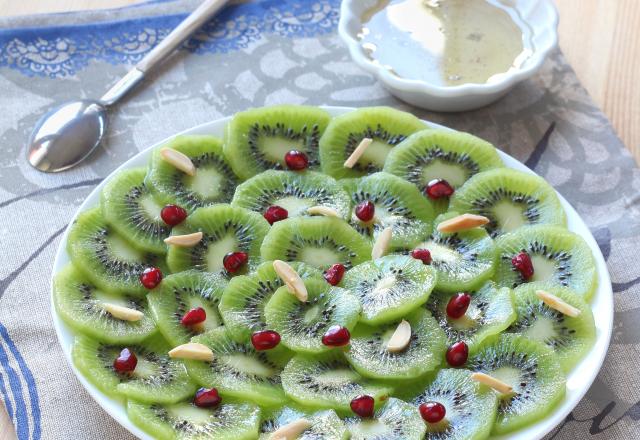 Carpaccio de kiwi aux graines de grenade et sirop vanillé