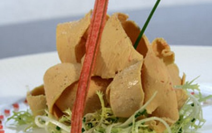 Foie gras de canard des landes en copeaux sur fine frisée et vinaigrette rhubarbe