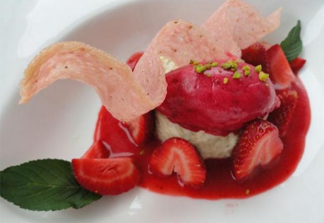 Duo de fraises : Blesotto vanille et fraises, sorbet fraises et hibiscus