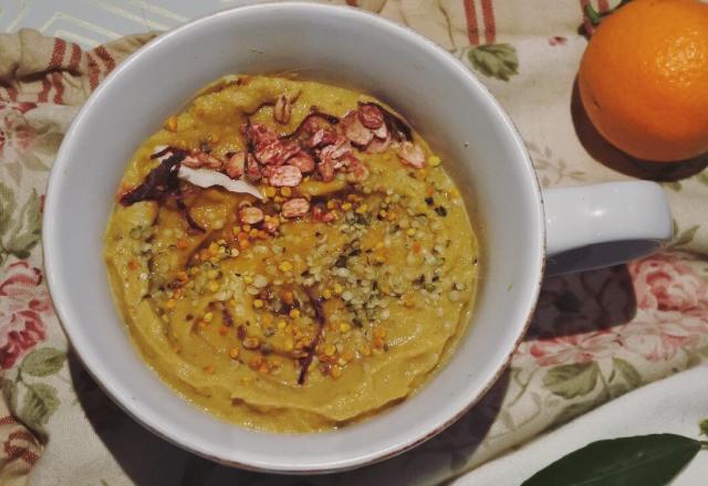 Smoothie bowl automnal, à la patate douce & aux épices