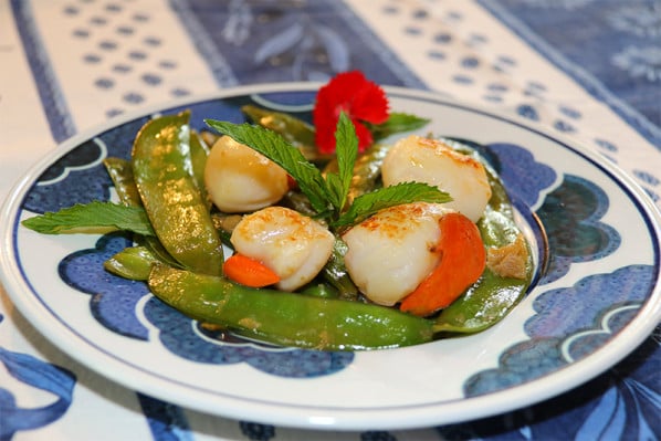 Noix de St-Jacques poêlées et pois gourmands à la menthe fraîche