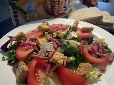 Salade aux lardons et croutons ailés