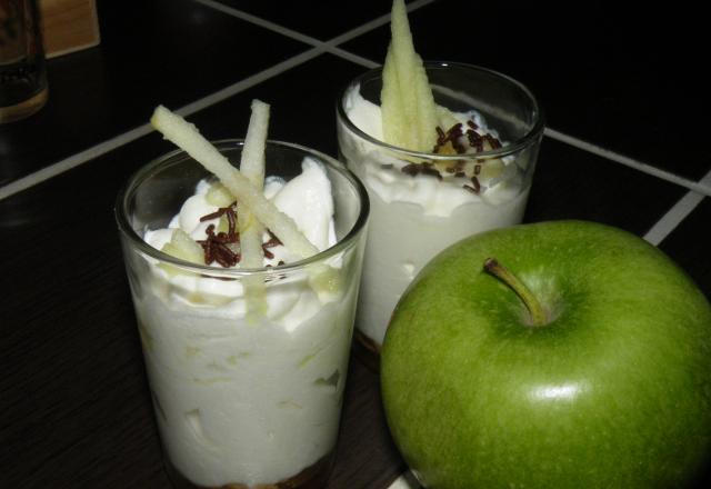 Verrine mousse de yaourt aux pommes fond spéculoos