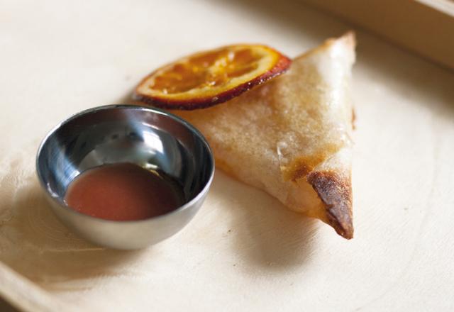 Samossa de fruits frais et son coulis aux pêches