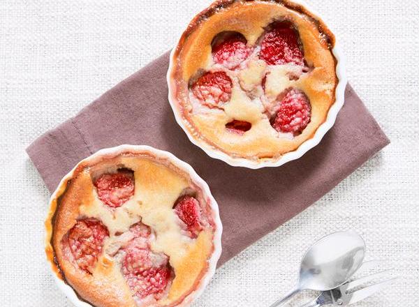 Minis clafoutis aux fraises, confit de pétales de roses, vanille et ricotta