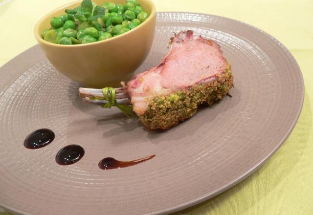 Carré d'agneau en croûte de pistaches vertes, duo de fèves et petits pois au citron confit