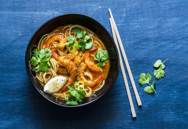 Curry de crevettes au lait de coco, nouilles et coriandre