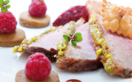 Canette de Challans en croûte de pistache, chutney de poivrons framboises, croustade d'abattis, quelques feuilles d'oxalis