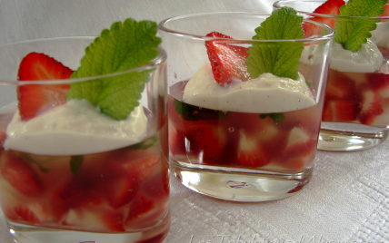 Fraises en gelée de mélisse et sa crème de tofu vanillée