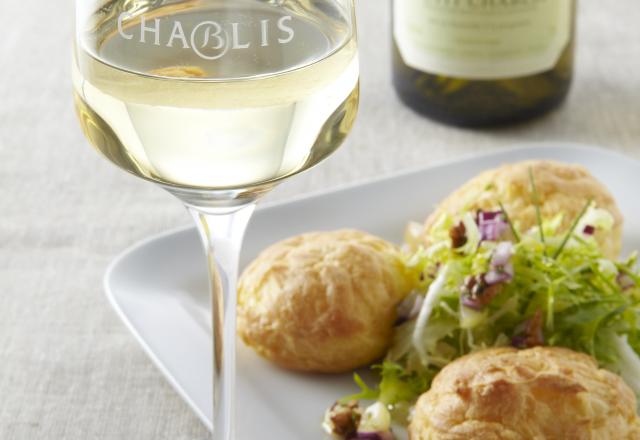 Gougères au comté, salade frisée et vierge de légumes colorés