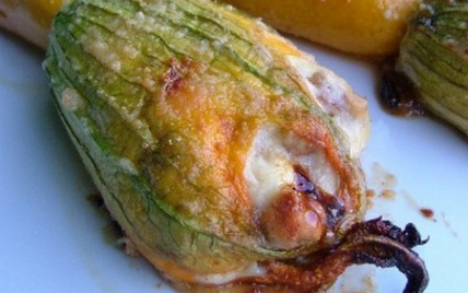 Courgette en fleur farcie au fromage frais et aux noix