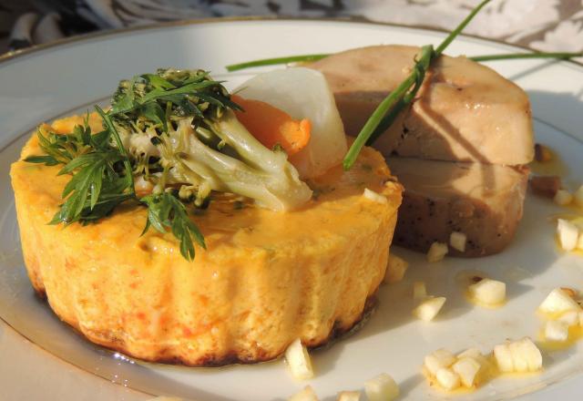 Crème tremblante à l'ail blanc de Lomagne,  ballotine de foie gras poché au Floc...