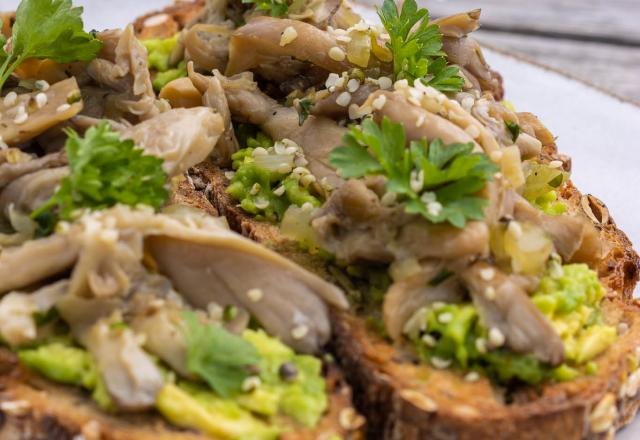 Toast à l’avocat et aux pleurotes à l’ail