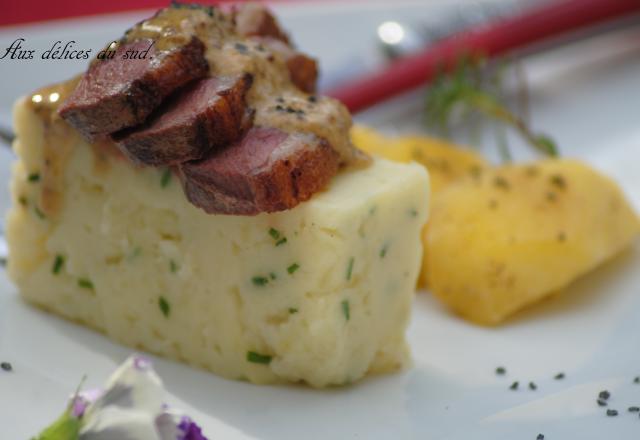 Magret de canard aux pommes avec un écrasé de pommes de terre ciboulette