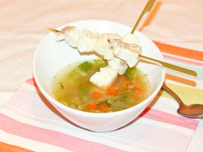 Soupe laitue, carottes et brochettes de poissons