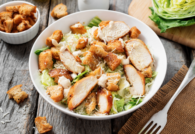 La salade César est-elle une bonne option si l’on souhaite manger léger ? Cette nutritionniste répond