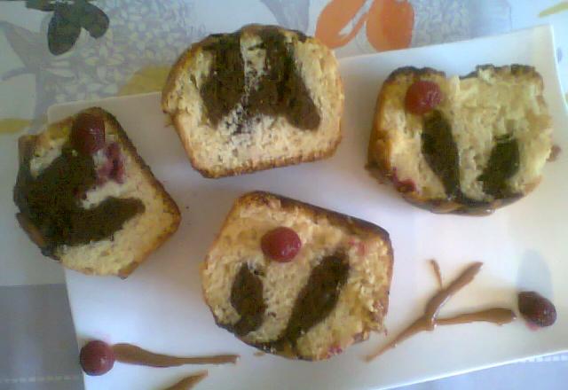 Cake à la framboise et au chocolat nappé de caramel au beurre salé