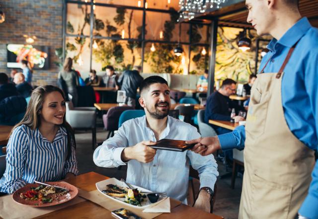 “Bill padding” : méfiez-vous de cette arnaque de plus en plus répandue dans les restaurants cet été !