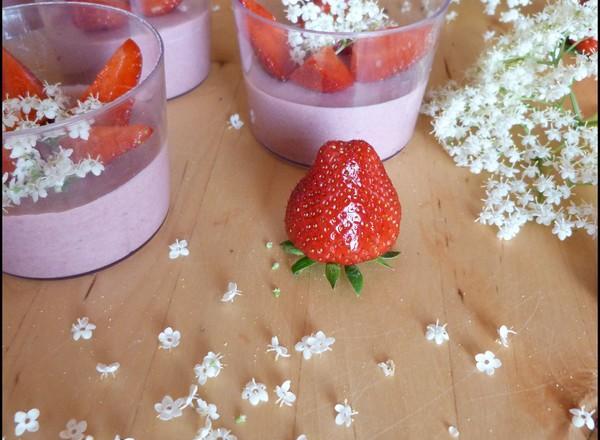 Mousse à la fraise et aux fleurs de sureau