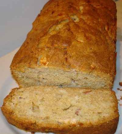 Cake de tomates, basilic et chèvre chaud