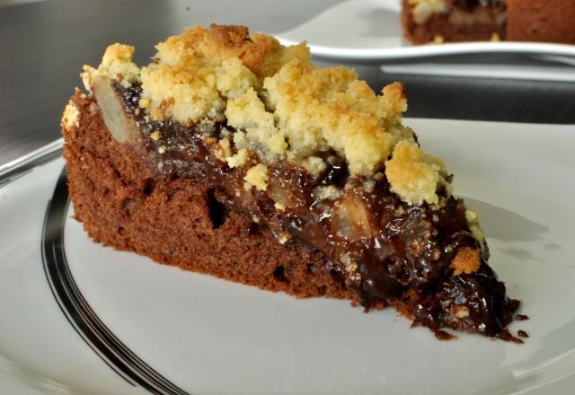 Gâteau au chocolat et aux poires, sous son crumble