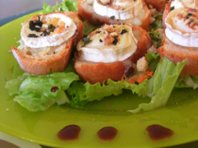 Salade de chèvre chaud