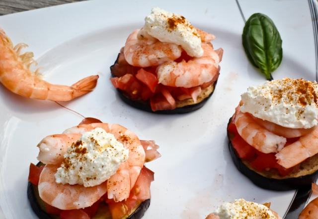 Tartare de tomates et de crevettes sur lit d'aubergine