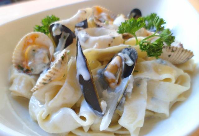 Tagliatelles fraîches maison, coquillages et crème de Roquefort