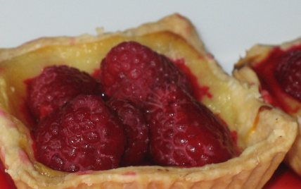 Tartelettes aux framboises sur son lit de  crème pâtissière