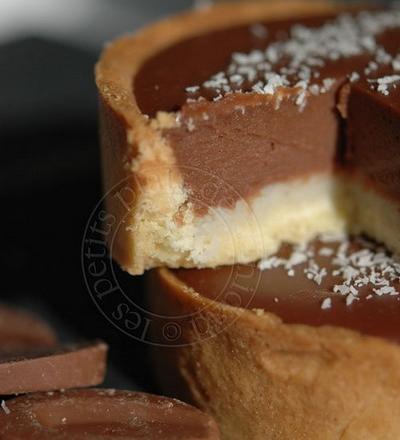 Tartelettes au chocolat au lait et passion sur lit de coco