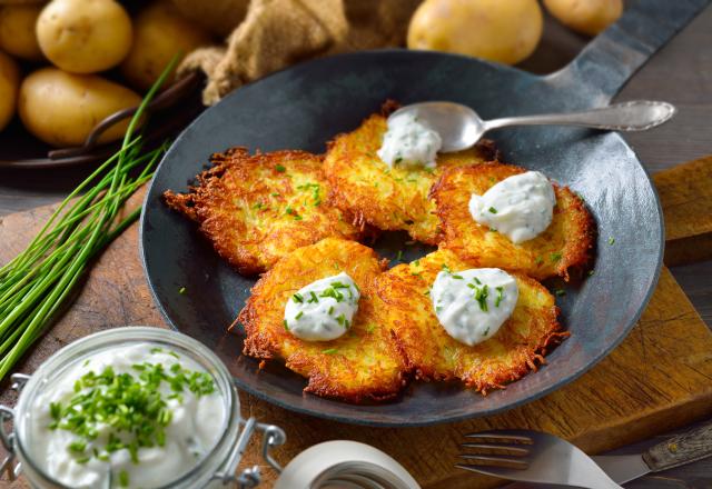 Connaissez-vous les latkes, ces fines galettes de pommes de terre croustillantes  à faire à la poêle ?