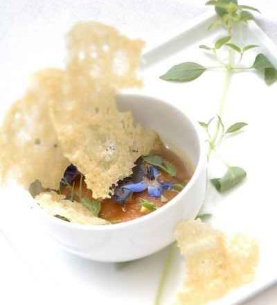 Raviole de tomate à la tomate, bouillon d'oignon doux